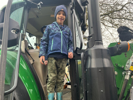 Na zahradu nám přijel traktor